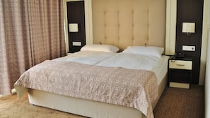 Minibar, Zimmersafe, Schreibtisch, Bügeleisen/Bügelbrett