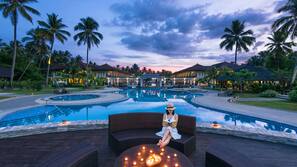 Outdoor pool, free cabanas, pool umbrellas