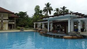 Outdoor pool, free cabanas, pool umbrellas