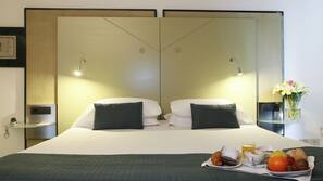 Een minibar, een kluis op de kamer, een bureau, geluiddichte muren