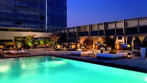 Una piscina al aire libre, sombrillas