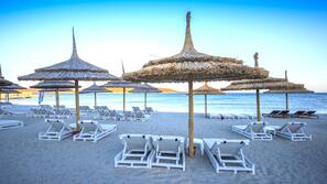 Privatstrand, weißer Sandstrand, Liegestühle, Sonnenschirme