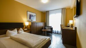 Hypoallergeen beddengoed, een minibar, een kluis op de kamer, een bureau