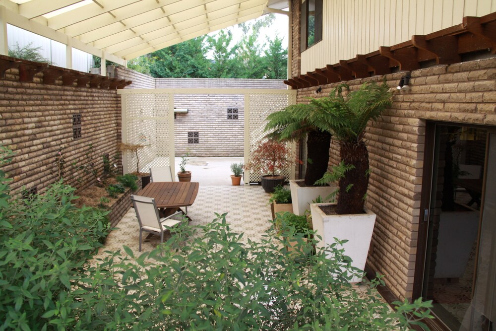 Courtyard, Bathurst Heights B&B