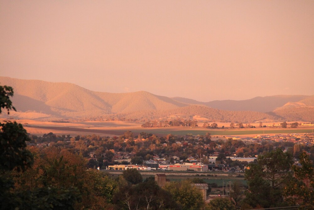 Mountain view, Bathurst Heights B&B