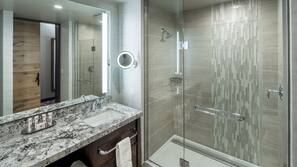 Combined shower/tub, free toiletries, hair dryer, towels