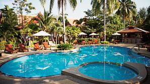3 outdoor pools, pool umbrellas, sun loungers