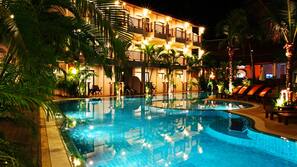 3 outdoor pools, pool umbrellas, sun loungers