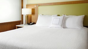 Camas com colchões pillow-top, escrivaninha, cortinas blackout