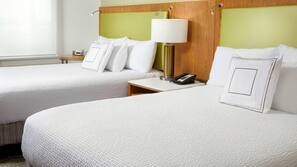 Camas com colchões pillow-top, escrivaninha, cortinas blackout