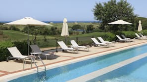Piscina coperta, piscina stagionale all'aperto, ombrelloni da piscina