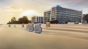 Am Strand, Liegestühle, Sonnenschirme, Strandtücher