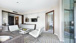 Hochwertige Bettwaren, Betten mit Memory-Foam-Matratzen, Minibar