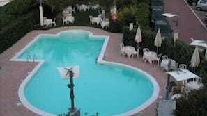 Piscina stagionale all'aperto, ombrelloni da piscina, lettini