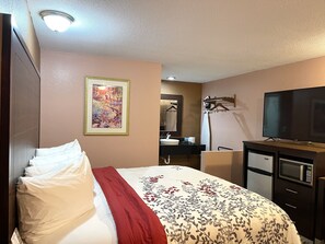 Standard Room, 1 King Bed | In-room safe, soundproofing, iron/ironing board, free WiFi