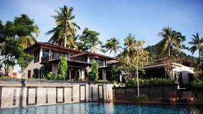 Outdoor pool, pool umbrellas, sun loungers