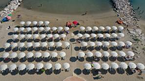 Sulla spiaggia, lettini da mare, ombrelloni, kayak