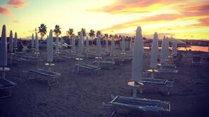 Sulla spiaggia, lettini da mare, ombrelloni, kayak