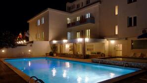 Piscina stagionale all'aperto, lettini