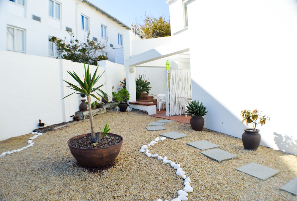Small Bay Guest House in Bloubergstrand, South Africa