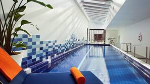 Innenpool, geöffnet von 05:00 Uhr bis 22:00 Uhr, Liegestühle