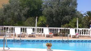 Una piscina al aire libre (de 9:00 a 21:00), tumbonas