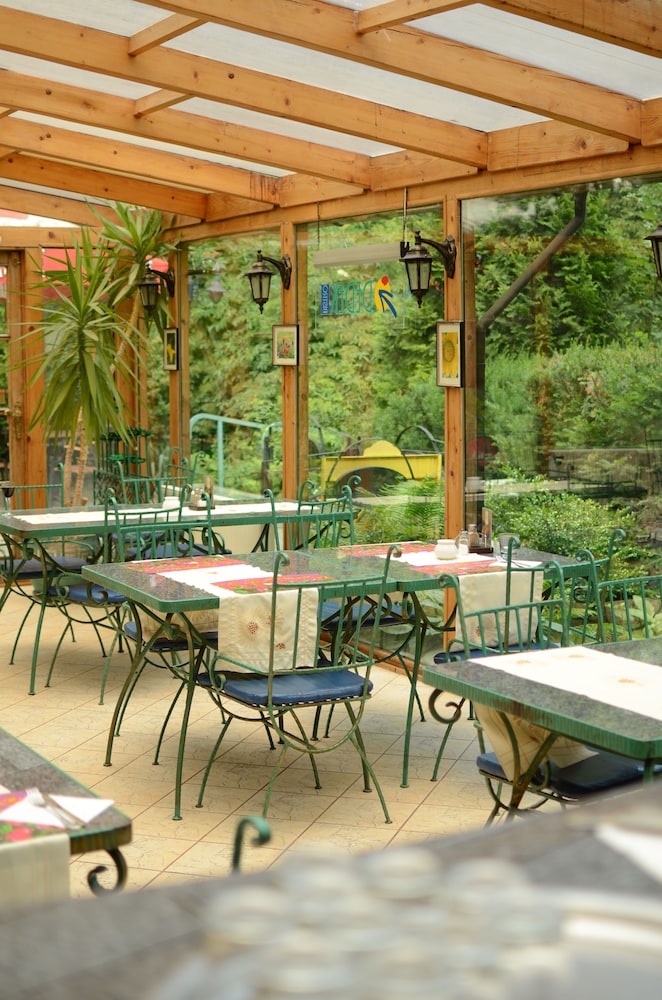 Foto - Dedek Park - historyczny dworek w pięknym Parku Skaryszewskim obok Stadionu Narodowego
