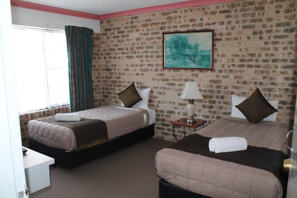 Airport Motel Sir Francis Drake