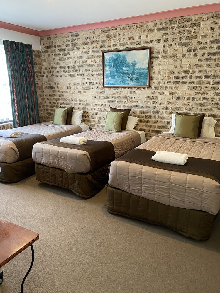 Airport Motel Sir Francis Drake