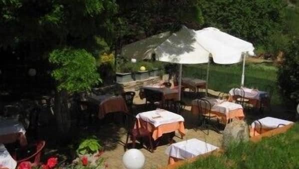 Petit-déjeuner et déjeuner servis sur place, restauration en plein air