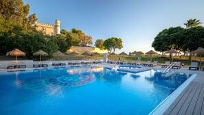 Piscina interna, 4 piscinas externas, guarda-sóis, espreguiçadeiras