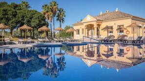 Piscina interna, 4 piscinas externas, guarda-sóis, espreguiçadeiras