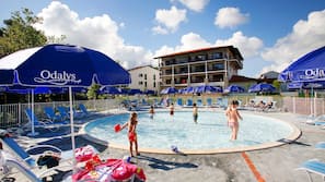 Piscine extérieure, parasols de plage, chaises longues