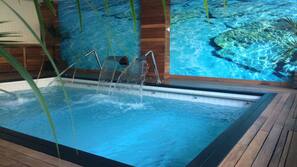 Inomhuspool och utomhuspool