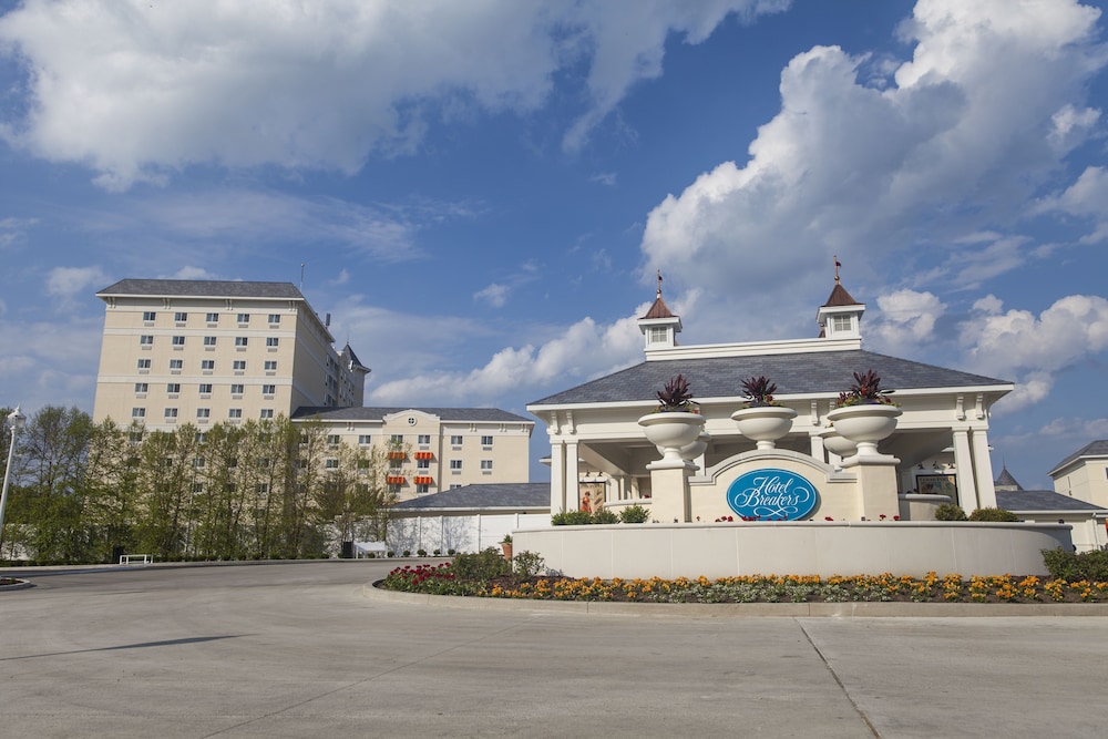 Cedar Point's Hotel Breakers in Sandusky Best Rates & Deals on Orbitz