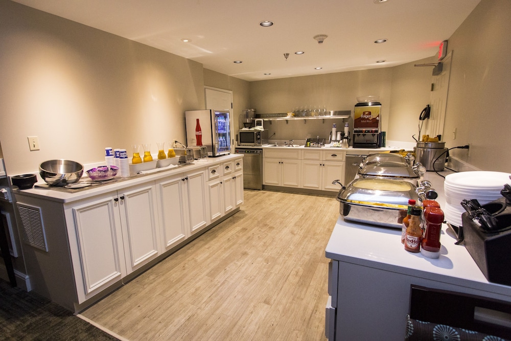 Cedar Point's Hotel Breakers in Sandusky Best Rates & Deals on Orbitz