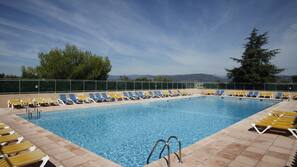 Piscine extérieure (ouverte en saison), chaises longues