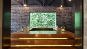 Bañera de hidromasaje en el interior