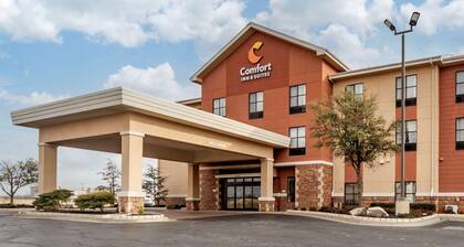 Comfort Inn & Suites Shawnee North near I-40