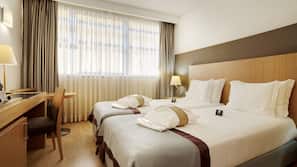 Hypo-allergenic bedding, in-room safe, desk, blackout curtains