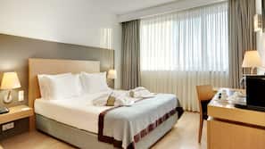 Hypo-allergenic bedding, in-room safe, desk, blackout curtains