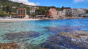 Plage, chaises longues, parasols, serviettes de plage