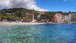 Plage, chaises longues, parasols, serviettes de plage