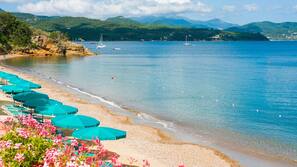 Spiaggia privata, lettini da mare, ombrelloni