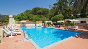 Piscina all'aperto, ombrelloni da piscina, lettini