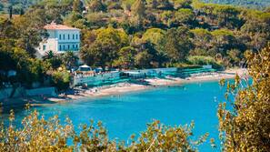 Spiaggia privata, lettini da mare, ombrelloni