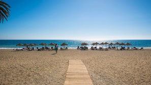 Ubicación a pie de playa, tumbonas, sombrillas y toallas de playa