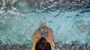 Una piscina cubierta (de 6:00 a 20:00), tumbonas