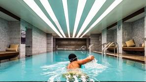 Una piscina cubierta (de 6:00 a 20:00), tumbonas