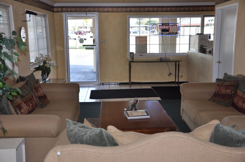 Lobby sitting area, Travelers Inn Manteca